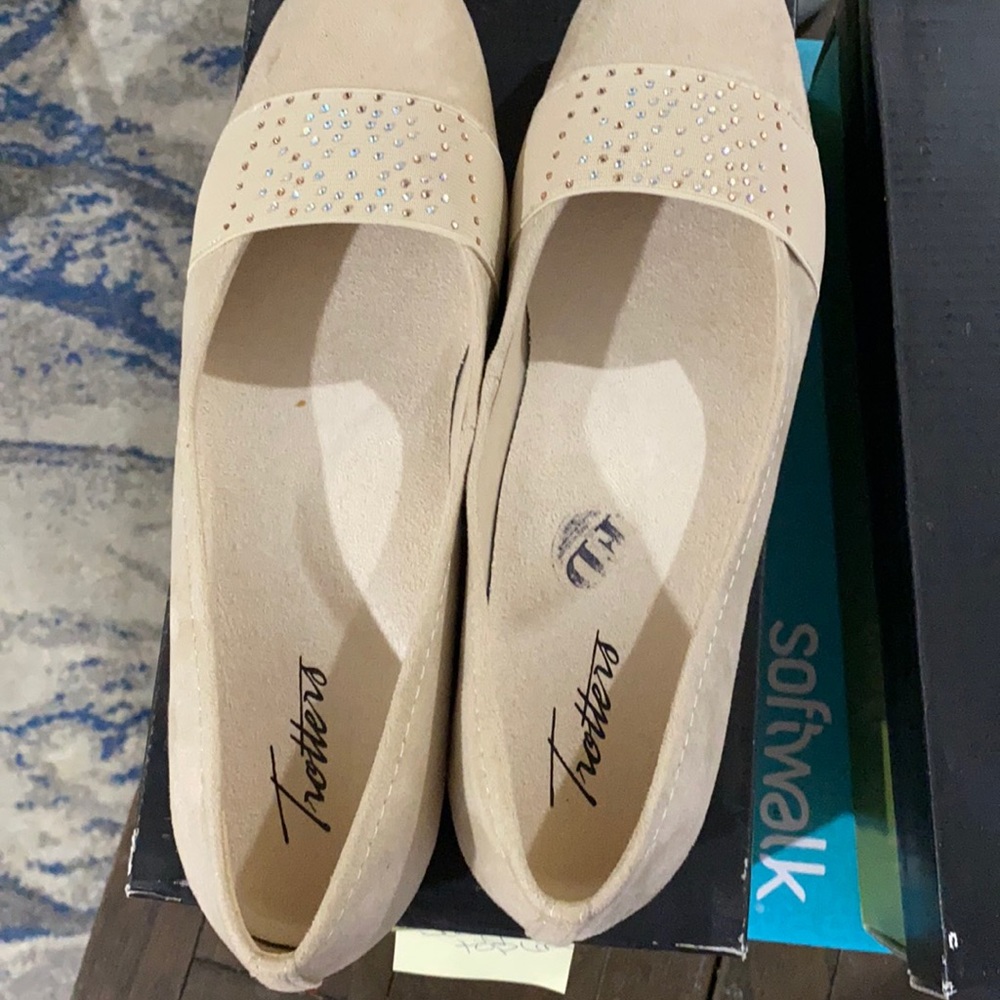 Trotters flats Samantha style in nude. Cute with bling on the toe